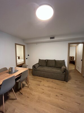 Two Bedroom apartment with 2 bathroom and balcony | Woonruimte | Een 40-inch smart-tv met kabelzenders