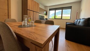 One-Bedroom Apartment | 客廳 | 40 吋智能電視連有線電視頻道