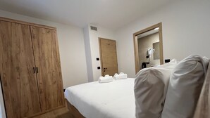 Two Bedroom apartment with 2 bathroom and balcony | 可攜式嬰兒床、免費 Wi-Fi、床單