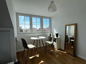 Dining - Cozy Apartment “Living Above Besigheim” with Mountain View and Wi-Fi (Besigheim)