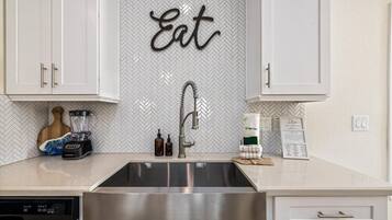 House, 3 Bedrooms | Private kitchen | Fridge, oven, coffee/tea maker, toaster