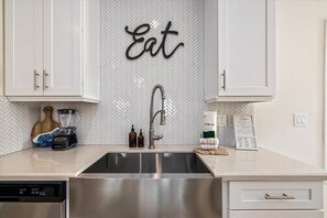 House, 3 Bedrooms | Private kitchen | Fridge, oven, coffee/tea maker, toaster