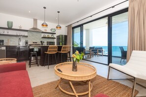 Living area - Seahorse Escape-5 bedroom 5 Condo (Roatan)