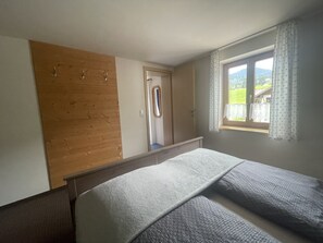 Suite clàssica, bany privat, vistes a la vall | Planxa i posts de planxar i wifi gratuïta