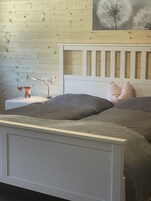 Signature-Doppelzimmer, eigenes Bad, Blick auf den Innenhof | Bügeleisen/Bügelbrett, kostenloses WLAN