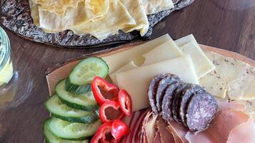 Tägliches inbegriffenes einheimisches Frühstück