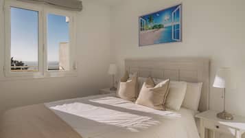Apartamento superior, 2 quartos, vista para o oceano, de frente para a praia | Ferros/tábuas de passar roupa, Wi-Fi de cortesia, roupa de cama