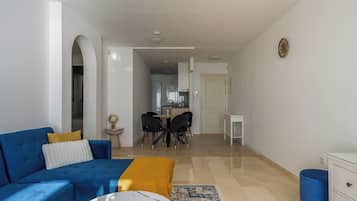 Apartamento superior, 2 quartos, vista para o oceano, de frente para a praia | Área de estar