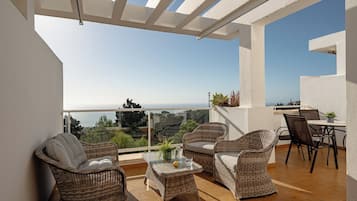 Apartamento superior, 2 quartos, vista para o oceano, de frente para a praia | Sacada