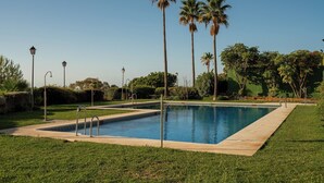 Una piscina al aire libre de temporada