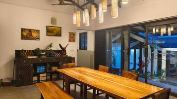 Superior Villa, Garden View | Dining room