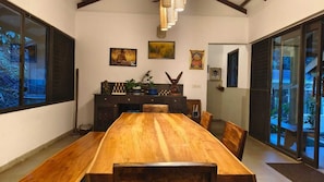 Superior Villa, Garden View | Dining room