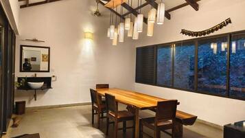 Villa superior, vistas al jardín | Comedor