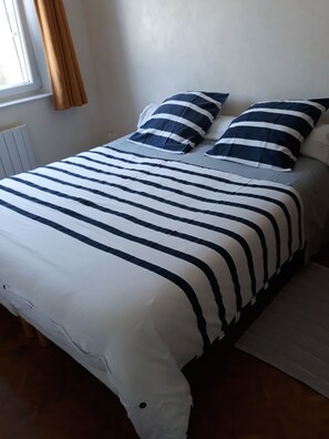 3 عدّة غرف نوم ومكواة/لوح كي وواي فاي وملاءات أسرّة