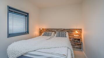 House | 1 bedroom, individually furnished, bed sheets