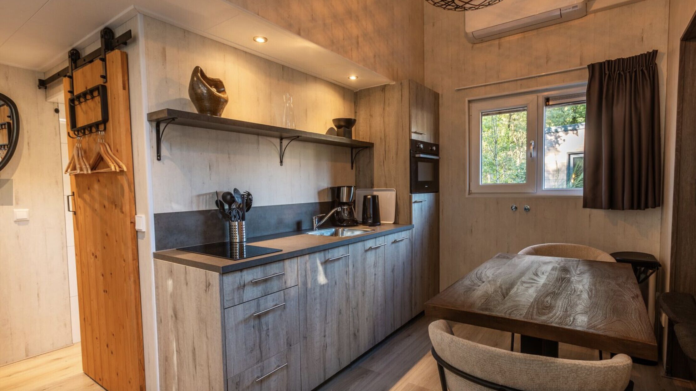 Kjøleskap, mikrobølgeovn, ovn og oppvaskmaskin