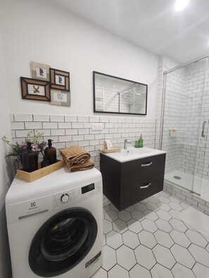 Secadora de cabello, toallas, jabón, papel de baño 