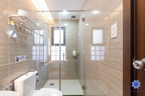 Shower, hair dryer, bidet, towels - Furnished Studio with big Balcony, kitchen, washer+dryer, 1.3km from TSN Airport (Thành phố Hồ Chí Minh)
