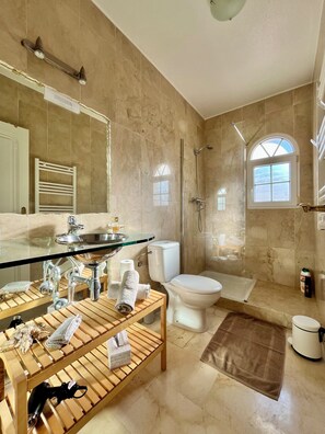 Shower, hair dryer, bidet, towels - Golf Las Ramblas ✨ Apartment with pools, solarium, terrace & private parking (Valencia)