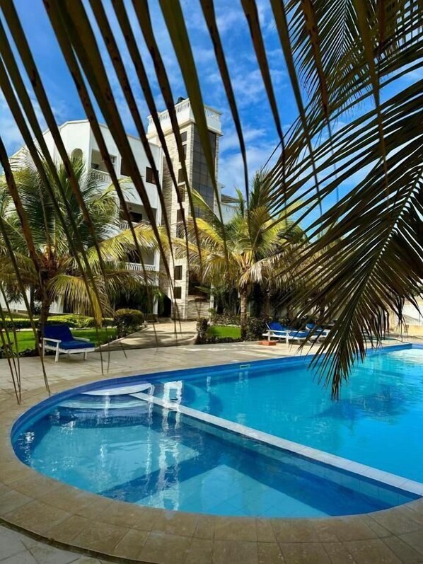 Una piscina al aire libre