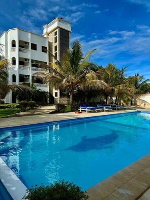 Outdoor pool - Rosa Mystica Diani Beach Apartments (Diani Beach)