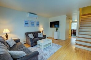 TV - Cozy, quiet townhome with A/C. In-town Bar Harbor. Walk to shops, restaurants! (Bar Harbor)