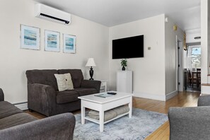 TV - Quiet corner in the heart of Bar Harbor. A few openings still left. Reserve now! (Bar Harbor)