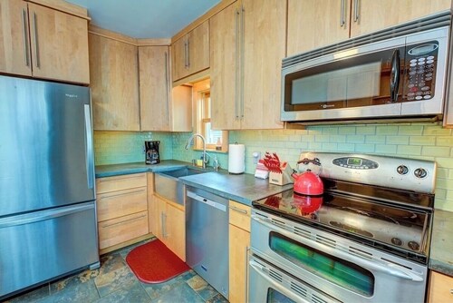 Cozy, quiet townhome with A/C. In-town Bar Harbor. Walk to shops, restaurants!