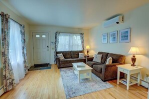 TV - Cozy, quiet townhome with A/C. In-town Bar Harbor. Walk to shops, restaurants! (Bar Harbor)