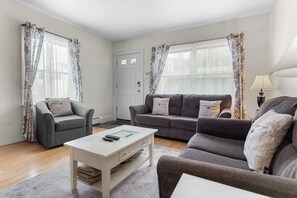 TV - Quiet corner in the heart of Bar Harbor. A few openings still left. Reserve now! (Bar Harbor)