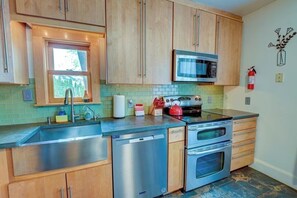 Microwave, oven, stovetop, dishwasher - Cozy, quiet townhome with A/C. In-town Bar Harbor. Walk to shops, restaurants! (Bar Harbor)