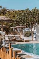 Una piscina al aire libre de temporada, sombrillas