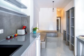 Familie appartement, gedeeltelijk uitzicht op zee | Hypoallergeen beddengoed, pillowtop-bedden, een kluis op de kamer