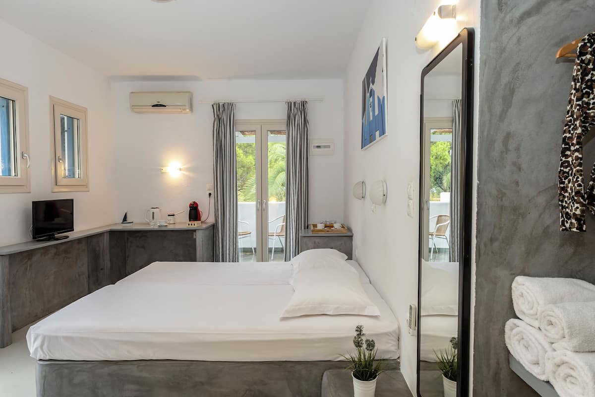 Hypo-allergenic bedding, pillow-top beds, in-room safe