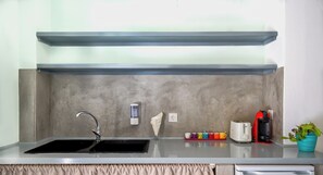 家庭公寓, 部分海景 | 私人小型廚房 | 義式濃縮咖啡機、咖啡機/沖茶器、電熱水壺