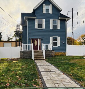 Exterior - Clifton House: Spacious 4BRM 2BR house 15 mins from Stadium (Sharon Hill)
