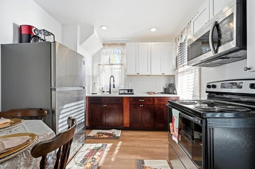 Spacious 4-bedroom house with AC in Sharon Hill 8 min from PHL Airport