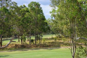 Golf - Premium Design Luxury Retreat With Golf Views (Gledswood Hills)