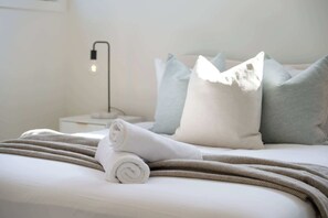 Iron/ironing board, WiFi, bed sheets - Luxury Home Near Camden, Leppington & Campbelltown (Gledswood Hills)