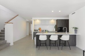 Fridge, microwave, oven, stovetop - Luxury Home Near Camden, Leppington & Campbelltown (Gledswood Hills)