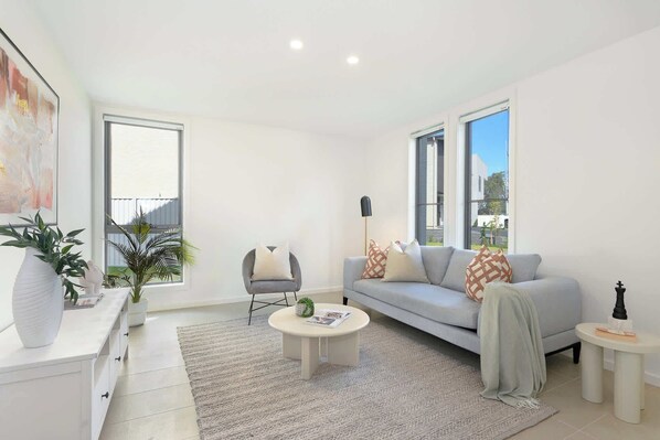 TV - Premium Design Luxury Retreat With Golf Views (Gledswood Hills)