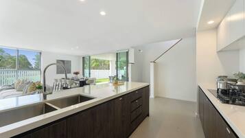 Jääkaappi, mikroaaltouuni, uuni, liesi