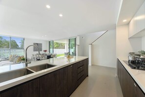 Fridge, microwave, oven, stovetop - Luxury Home Near Camden, Leppington & Campbelltown (Gledswood Hills)