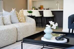 TV - Luxury Home Near Camden, Leppington & Campbelltown (Gledswood Hills)