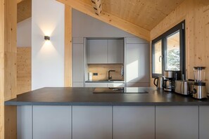 Refrigerador, horno, lavavajillas y cafetera y tetera 