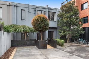 Reception - Sleek 2-bed Terrace Near Local Parks (Melbourne)