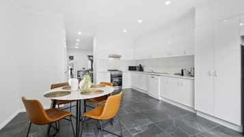 Apartment | Private kitchen | Cookware/dishes/utensils