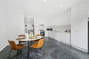 Apartment | Private kitchen | Cookware/dishes/utensils - Sleek 2-bed Terrace Near Local Parks (Melbourne)