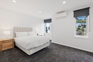 2 bedrooms, iron/ironing board, bed sheets - Sleek 2-bed Terrace Near Local Parks (Melbourne)