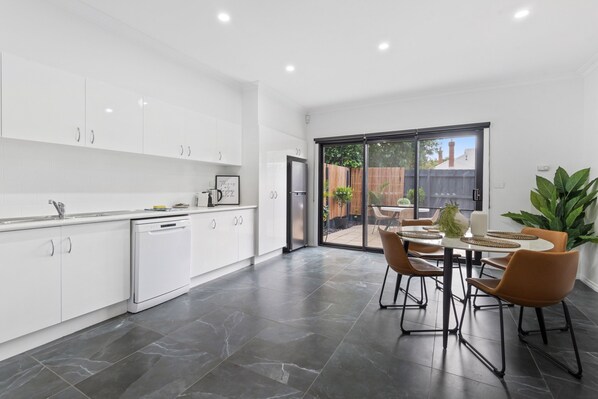 Private kitchen - Sleek 2-bed Terrace Near Local Parks (Melbourne)
